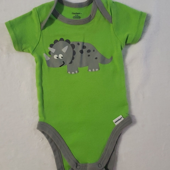 Gerber onesie lot 4️⃣ pieces - Picture 4 of 5